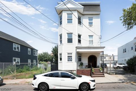 98 Houston St Newark City NJ 07105