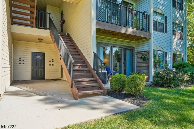 89 Woodward Ln