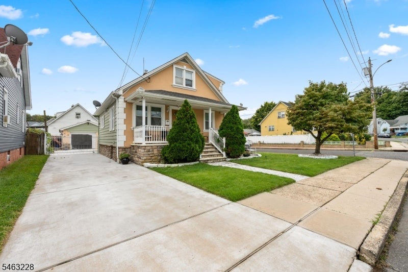 18 W Grochowiak St