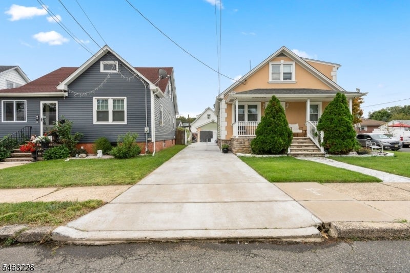18 W Grochowiak St