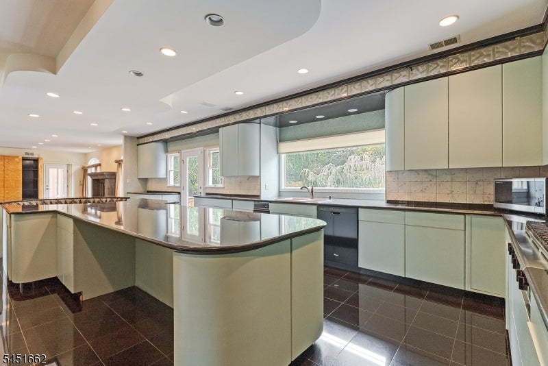 31 Blackbirch Rd