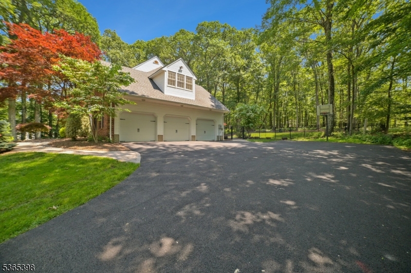 4 Knollwood Ter