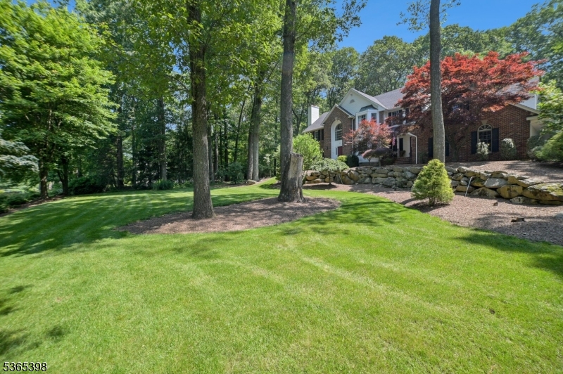 4 Knollwood Ter