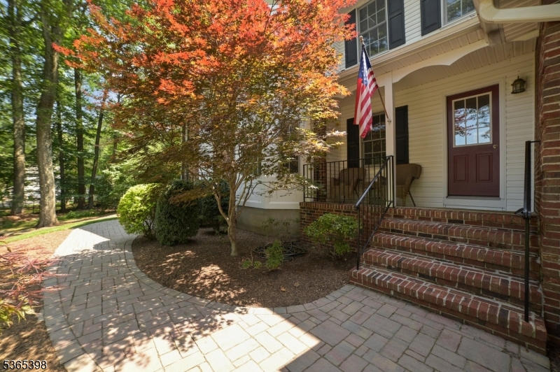 4 Knollwood Ter