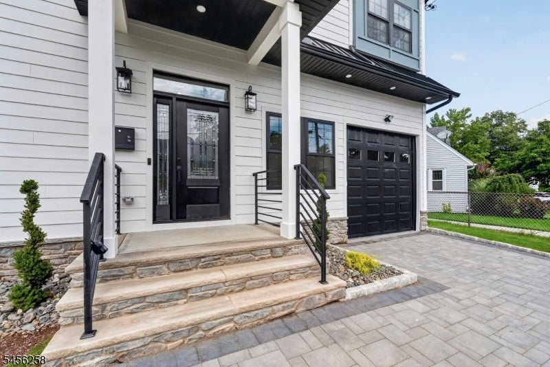 229 East Ln