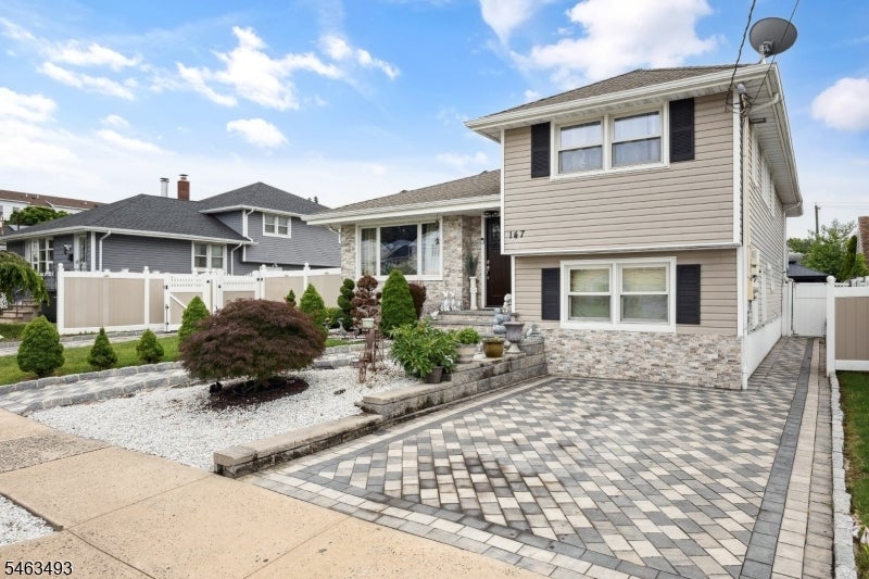 147 James St