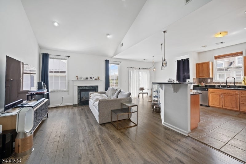 1 Barrister St