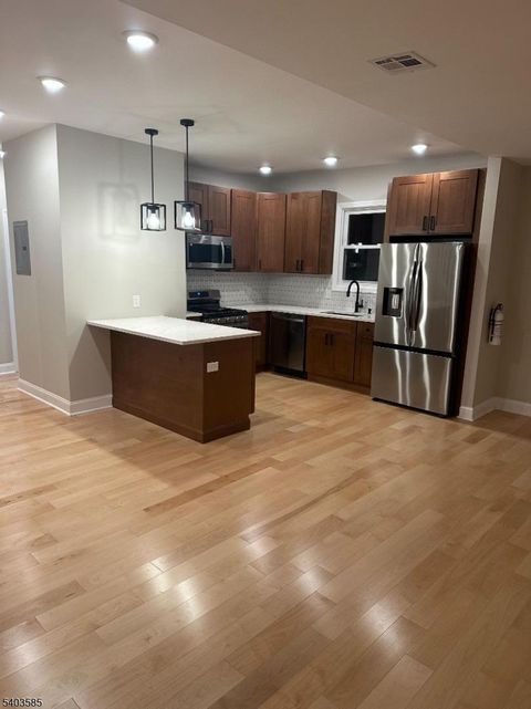 285 Weequahic Ave Newark City NJ 07112