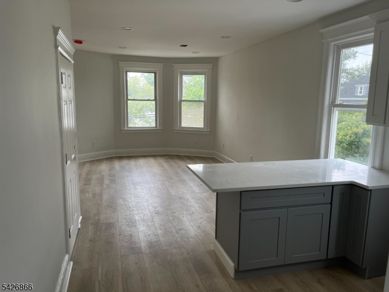 60 Hilton Ave Unit 3 3