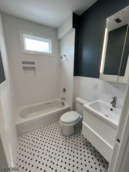 60 Hilton Ave Unit 3 3