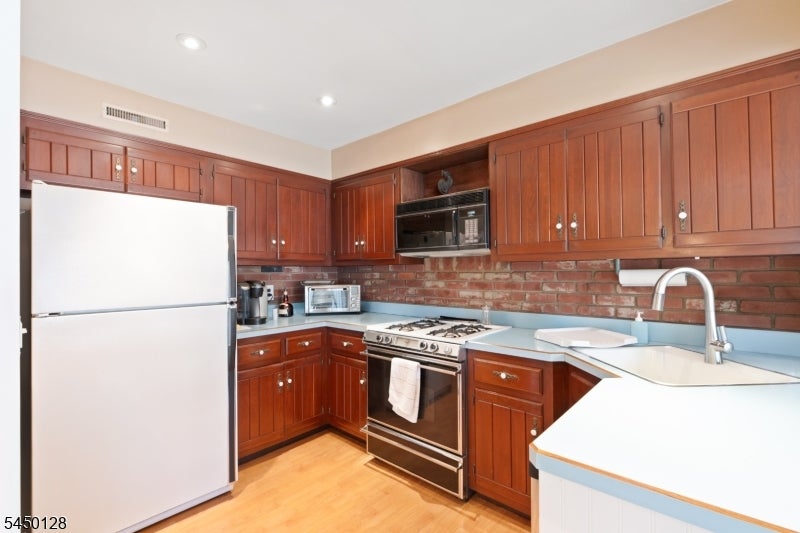 4-29 Summit Ave