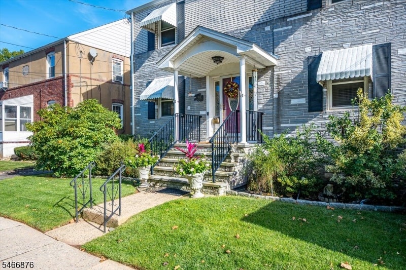 551 Rosewood Ter