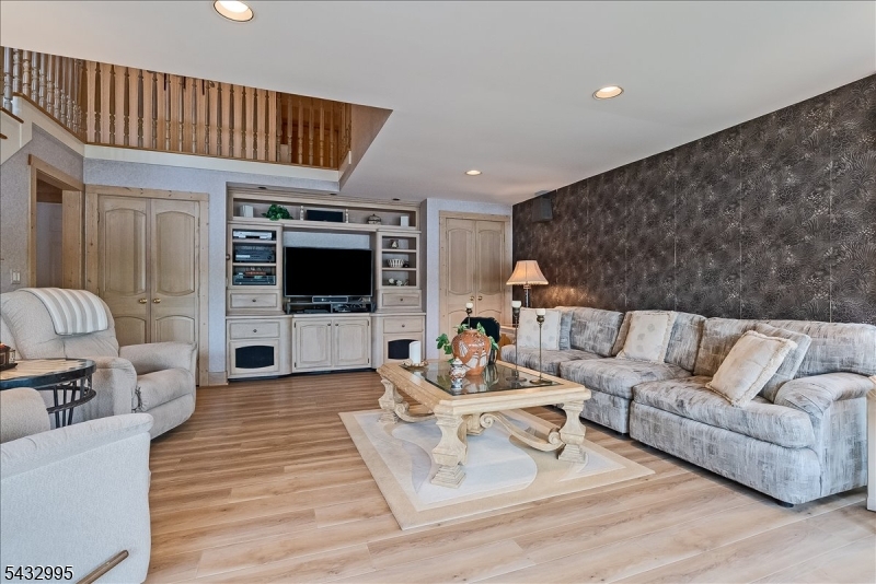 466 W Shore Trl
