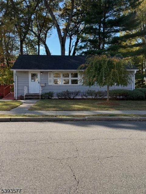 Photo of 46 Lincoln Pl, Waldwick, NJ 07463 (MLS # 3994588)