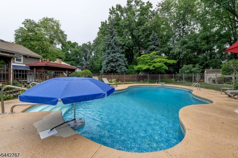 835 Colonial Arms Rd