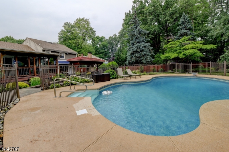 835 Colonial Arms Rd