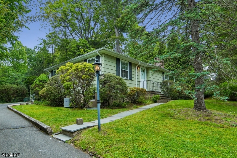 137 Beekman Rd
