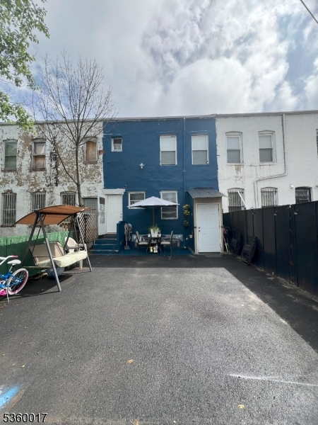 493 1/2 Avon Ave