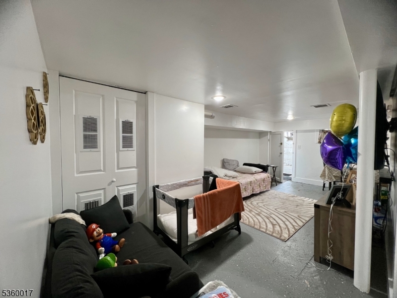 493 1/2 Avon Ave