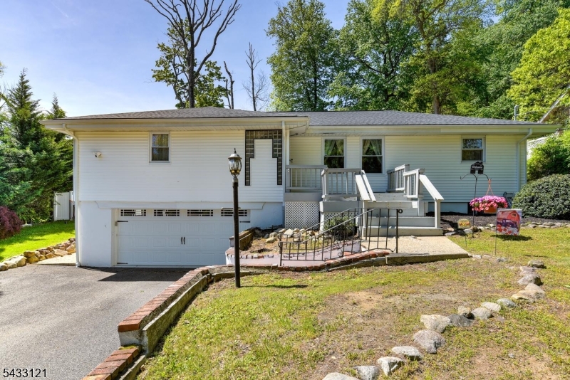 77 Marion Ave