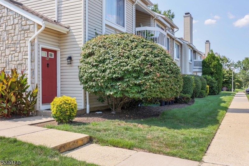 90 Farnham Sq 290