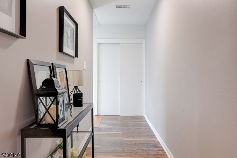 90 Farnham Sq 290
