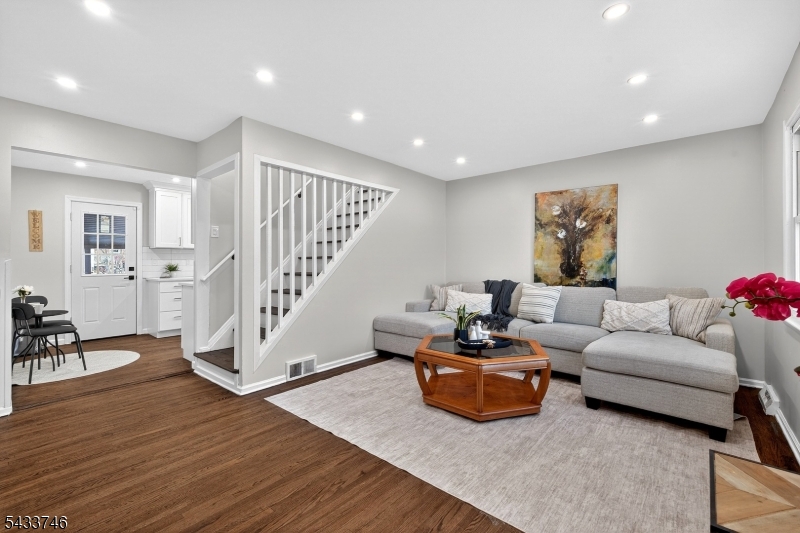 5 Lois Ave