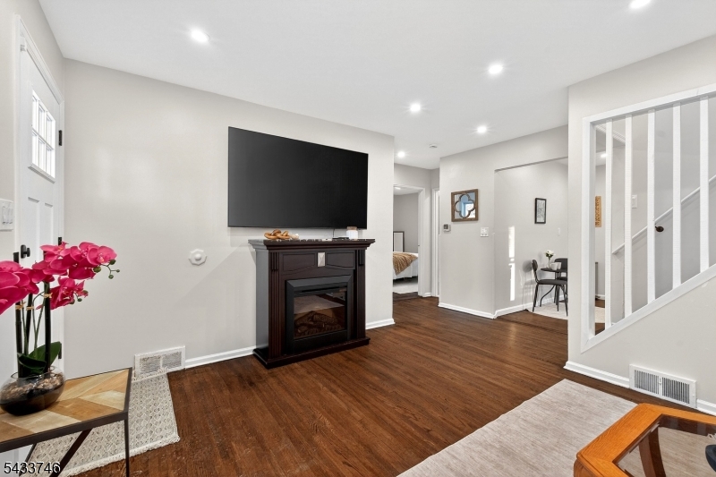 5 Lois Ave