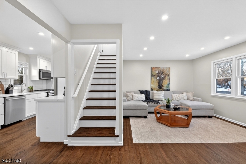 5 Lois Ave