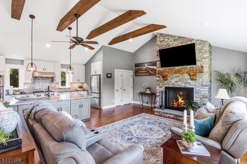 907 Rolling Hills Ln