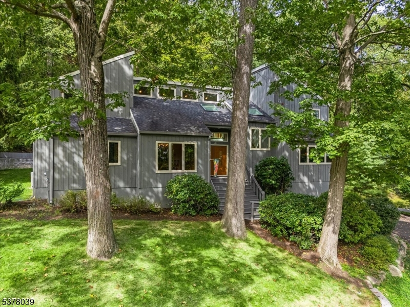 28 Laurel St