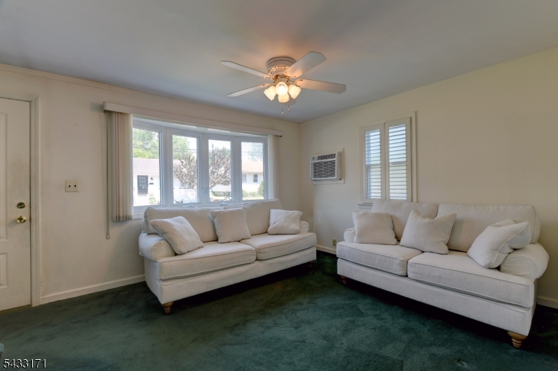 33 S Valley Rd