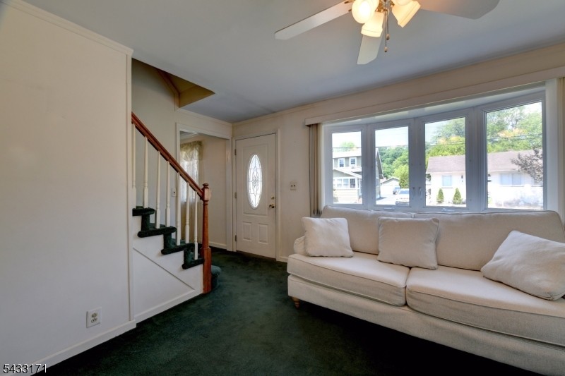33 S Valley Rd