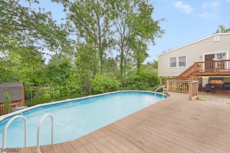 8 Robin Rd