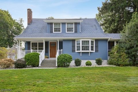 Photo of 132 Fairview Ave, Berkeley Heights, NJ 07922 (MLS # 3994894)