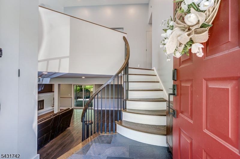40 Schirra Dr
