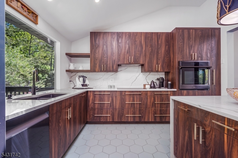 40 Schirra Dr