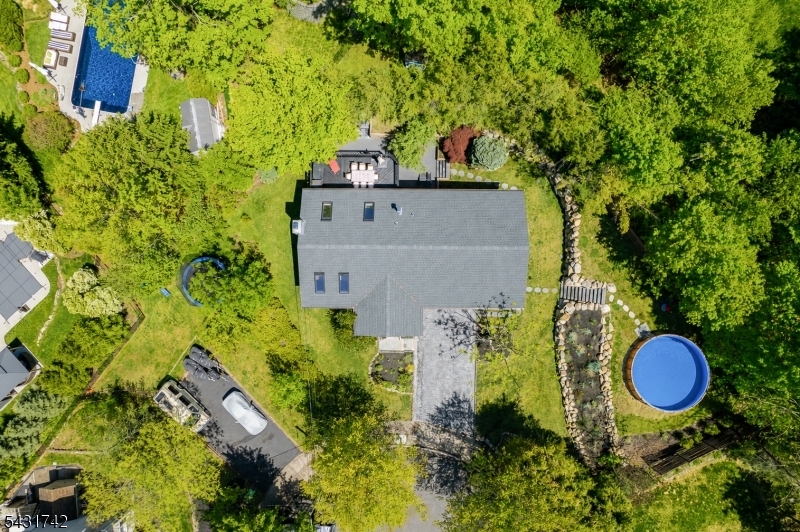 40 Schirra Dr
