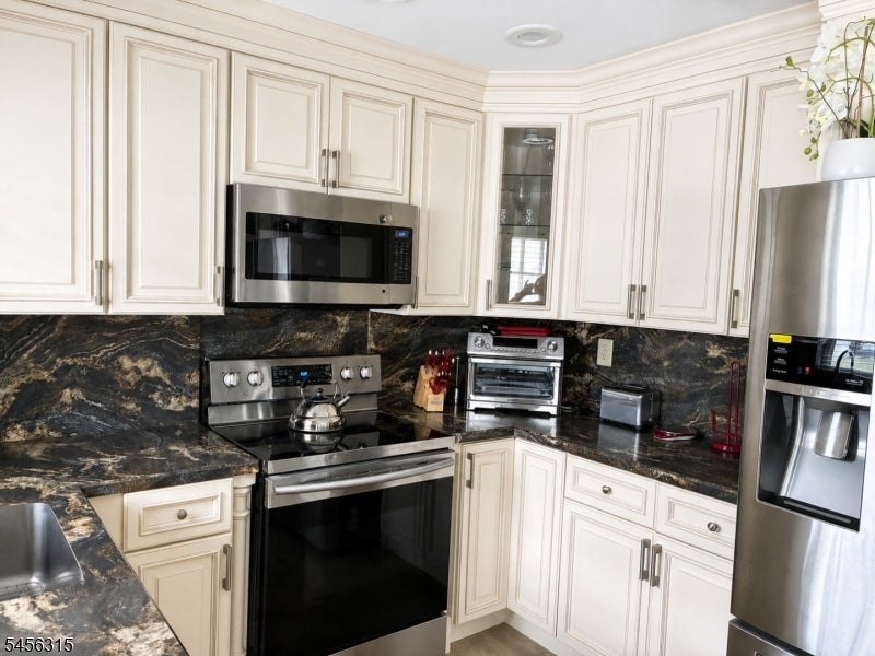 102B Buckingham Dr