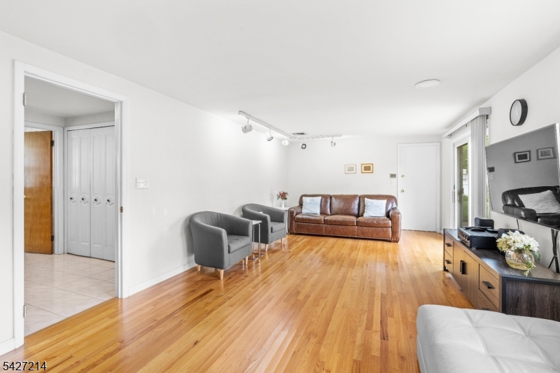 85 Redwood Rd