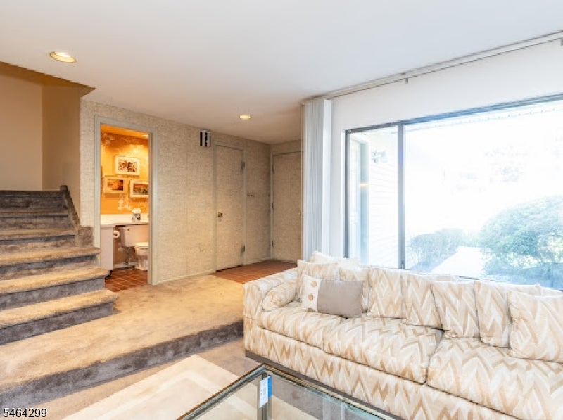 67 Glenview Dr