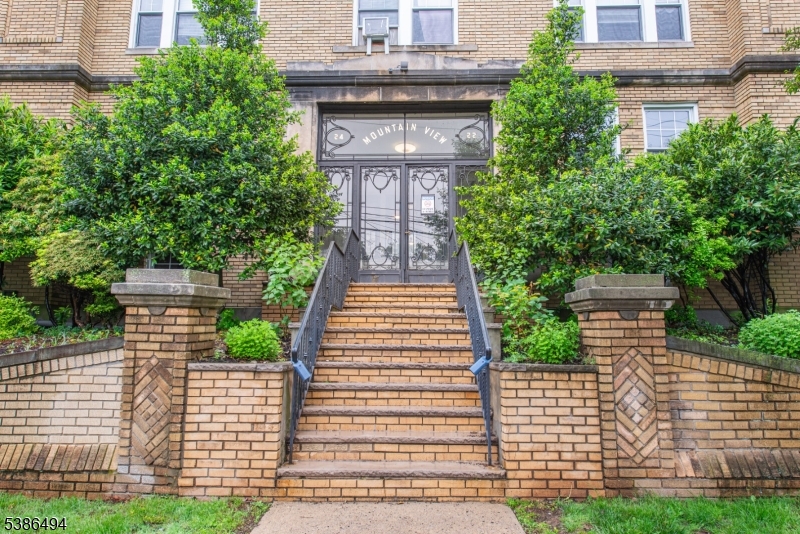 22 Saint Lukes Pl 37