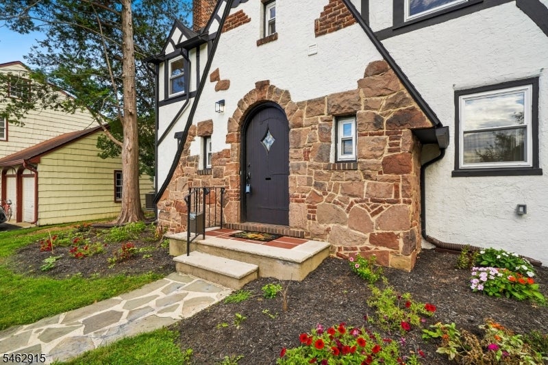6 Norfolk Ave
