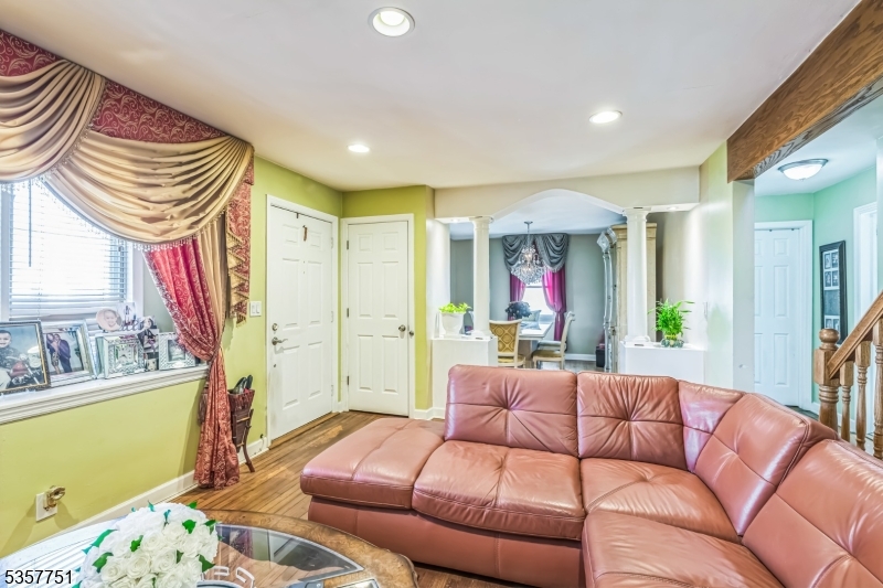 12 Streuli Ct