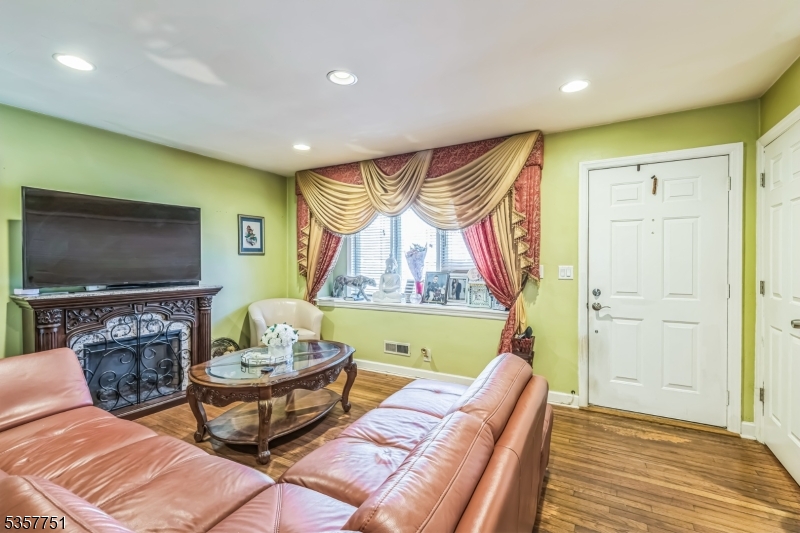 12 Streuli Ct