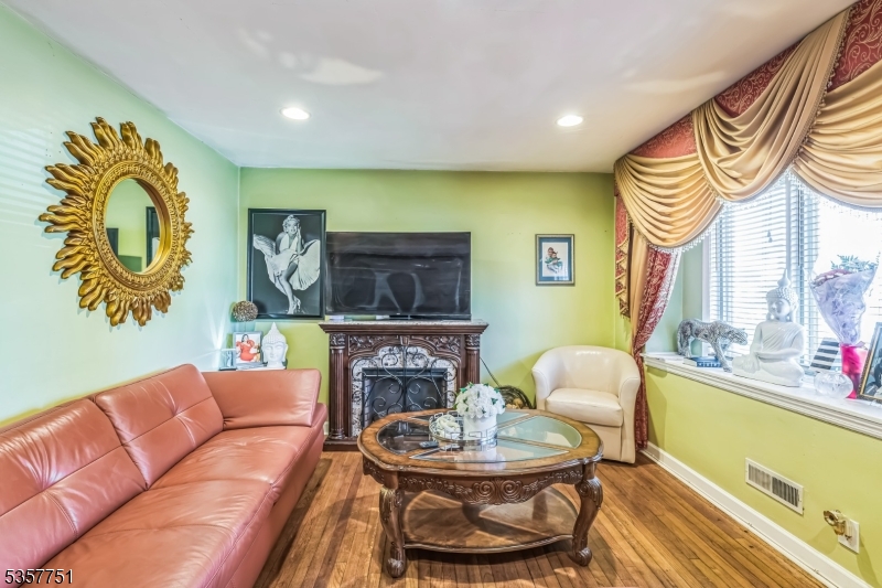 12 Streuli Ct