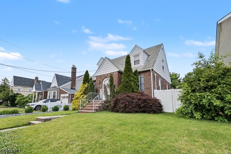 1312 Dewitt Ter