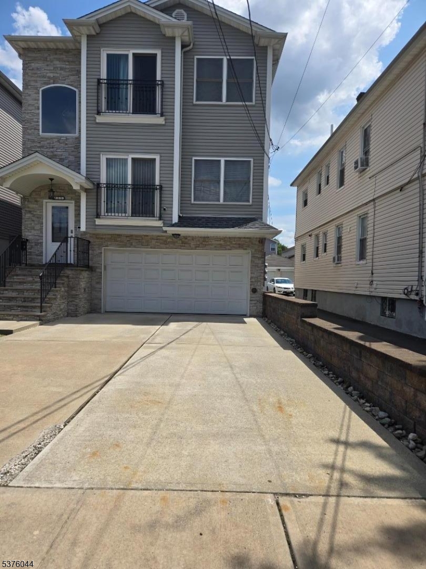 825 Jackson Ave