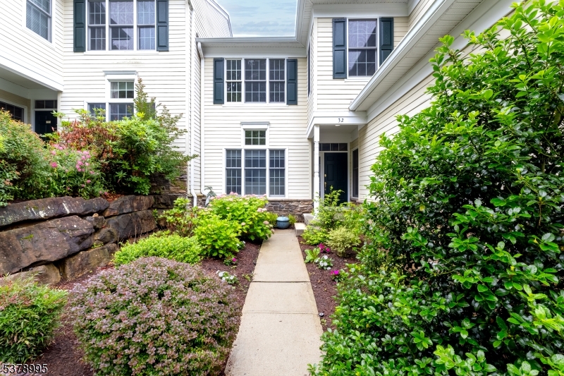 32 Jade Ln