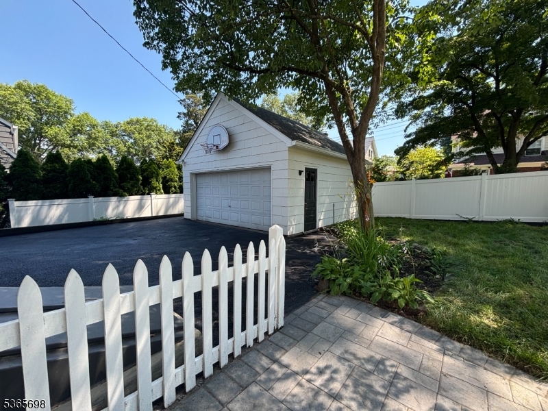 4 N Brookwood Dr